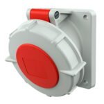 TOMA EMPOTRABLE 32AMP 3P+N+T 415V ROJO 6H IP67  (CUELLO INCLINADO 20°)